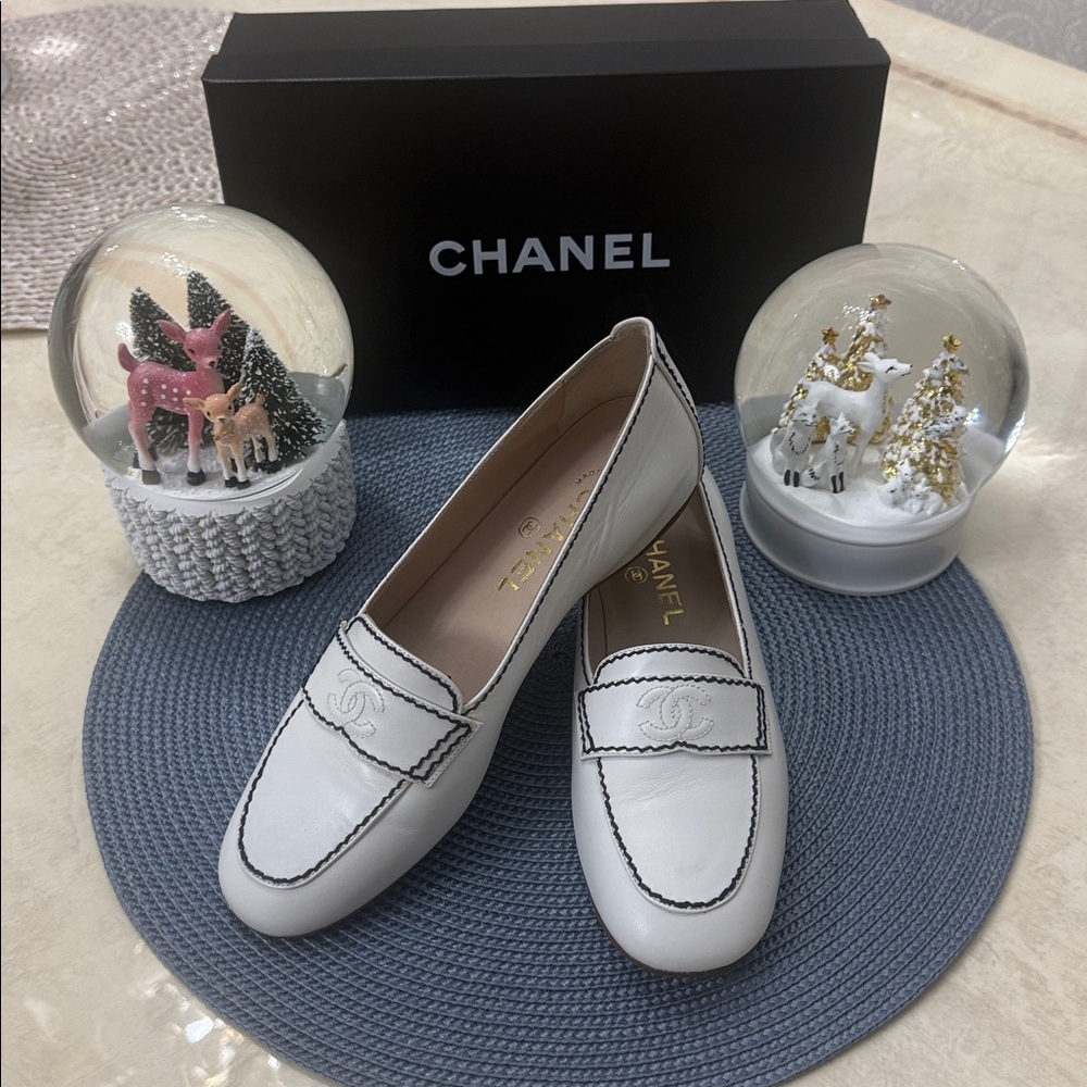 CHANEL White / Ivory and Black Trim Loafers - Picture 2 of 8